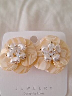 Pearl Cluster Flower Earrings - Cream